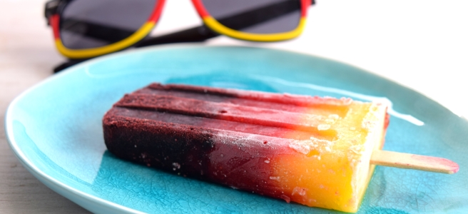 Wassereis selber machen als Deuschlandflagge mit Blaubeeren, Erdbeeren und Mango