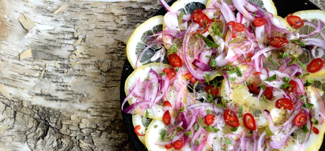 Italienischer Zitronensalat mit Peperoni, Minze und Oregano.