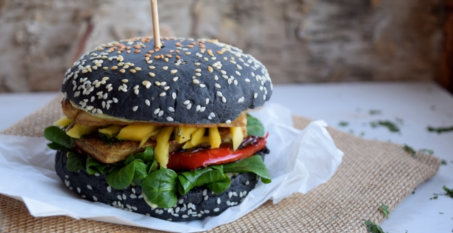 Asia-Burger mit Matcha Limone und Mango