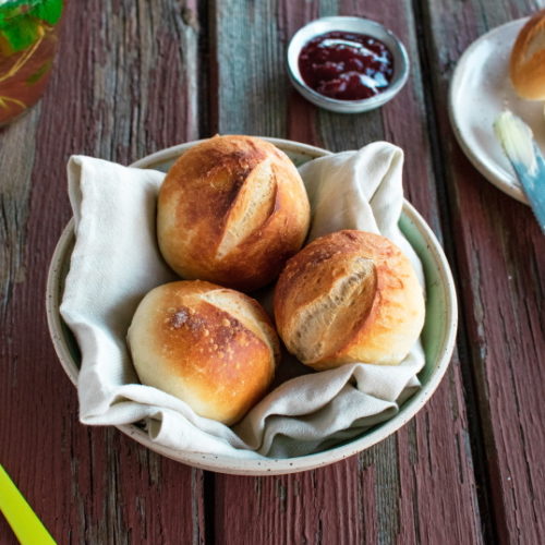 Brötchen selber backen: Frühstückstisch mit Marmelade