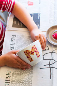 Tasse zum Bemalen mit Klebestreifen Abkleben