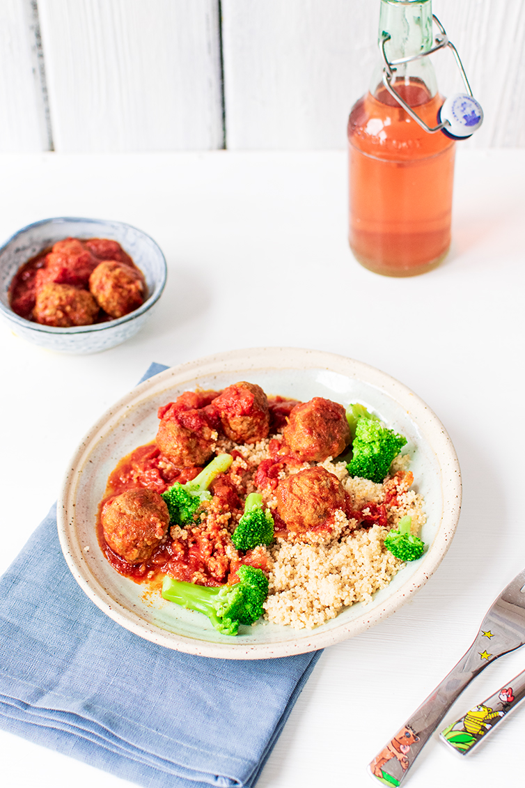 Hackbällchen in Tomatensoße mit Brokkoli und Couscous