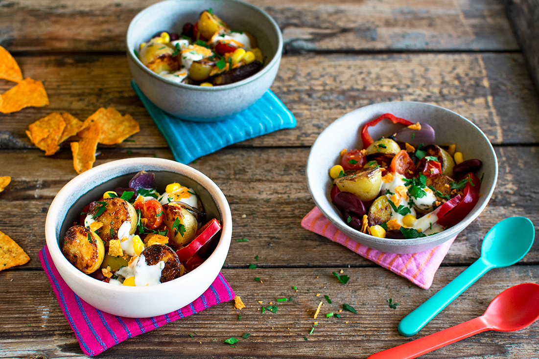 Mexikanischer veganer Kartoffelsalat ohne Mayo aus dem Ofen mit Tortilla Chipa