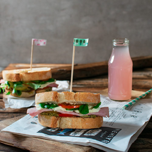 Italienisches Sandwich mit Pesto, Schinken, Mozzarella und Tomate. Familienessen.de