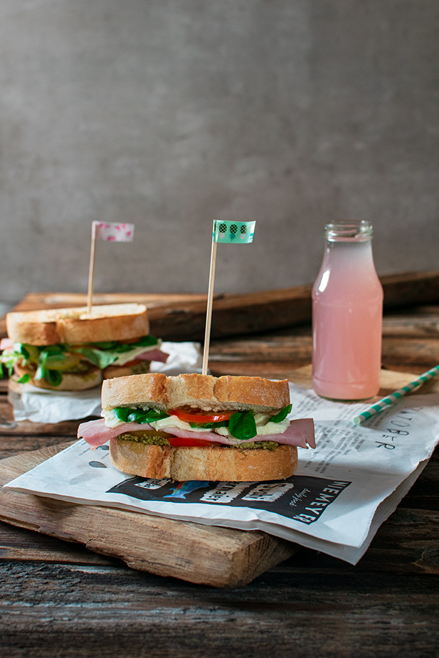 Italienisches Sandwich mit Pesto, Schinken, Mozzarella und Tomate. Familienessen.de