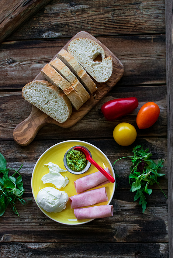 Zutaten für italienisches Sandwich mit Pesto, Tomaten, Schinken und Mozzarella